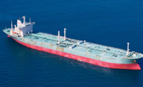 Fars: иранский супертанкер преодолел блокаду Ормузского пролива