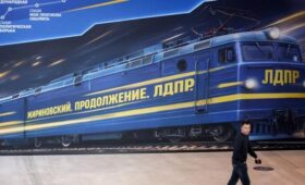 Слуцкий открыл в «Манеже» выставку «Жириновский. Продолжение. ЛДПР»