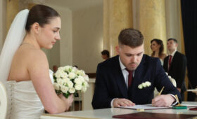 Четыре пары поженились в Мосгордуме накануне Красной горки