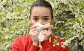 Врач Назарова рекомендовала аллергикам уехать из Москвы на время цветения березы