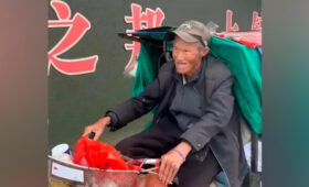 В Китае 90-летний мужчина проехал всю страну на велосипеде, когда потерял семью