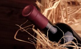 Бутылку вина 1945 года продали на аукционе в США за 815,5 тыс долларов