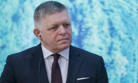 Фицо заявил, что русские встают на колени только для того, чтобы завязать шнурки