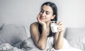 Нутрициолог Ромашина: вишневый сок и молоко помогут улучшить сон