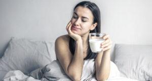 Нутрициолог Ромашина: вишневый сок и молоко помогут улучшить сон