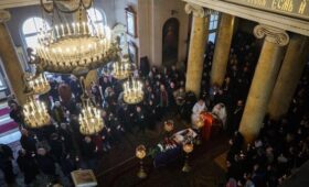 Прощание с художником Владимиром Шинкаревым завершилось в Санкт-Петербурге