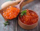 Красная икра резко подешевела в России
