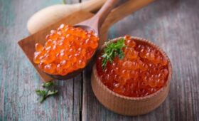 Красная икра резко подешевела в России
