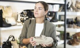 Ортопед Литвиненко рекомендовал носить обувь с толщиной подошвы 1,5–2 см