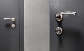 Сервис «Вывоз ненужных вещей» поможет москвичам избавиться от старых металлических дверей