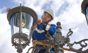 Специалисты проверили на безопасность исторические газовые фонари Москвы