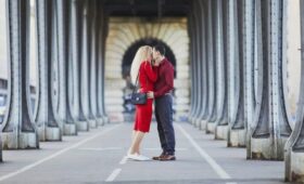 Психолог Абравитова назвала поцелуи природным антидепрессантом