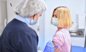 Академик РАН Онищенко призвал россиян готовиться к вакцинации от оспы обезьян