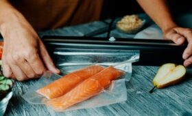 Эксперт Крупская рассказала, что упаковка еды в вакуум дома не продлевает срок годности