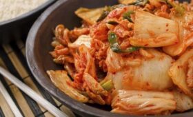 Врач Залетова: кимчи, матча и отварной картофель помогут поддержать микробиоту кишечника