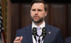 Вэнс заявил, что США пытаются вести продуктивные переговоры с Ираном