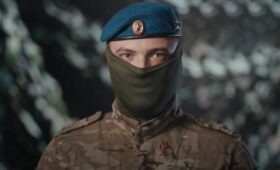 Актеры театров и участник СВО прочитали стихотворение Симонова для «Мосбилета»