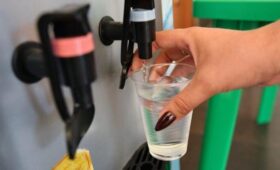 В Москве организовали бесплатную раздачу воды из-за жары