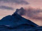 Вулкан Безымянный на Камчатке выбросил столб пепла на высоту до 5 км