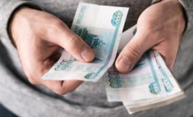 Эксперт Голубева: получающим зарплату 10-го числа россиянам выплатят ее раньше в мае