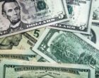 Внебиржевой курс доллара упал ниже 71 рубля впервые с 2023 года