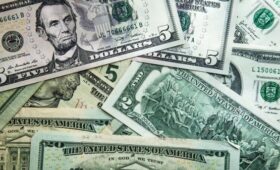 Внебиржевой курс доллара упал ниже 71 рубля впервые с 2023 года