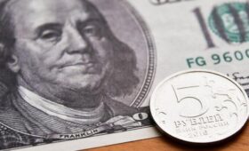 Внебиржевой курс доллара опустился ниже 73 рублей впервые с февраля 2023 года