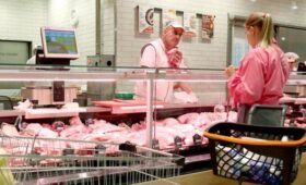 Оптовые цены на свинину в России снизились на 15% за год