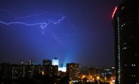Гроза с молниями пришла в Москву