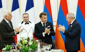 Макрон исполнил песню французского шансонье на ужине с Пашиняном в Ереване