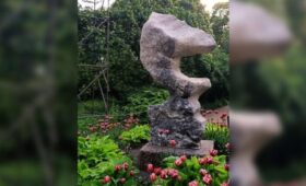 Выставку природных каменных скульптур можно посетить в «Аптекарском огороде»