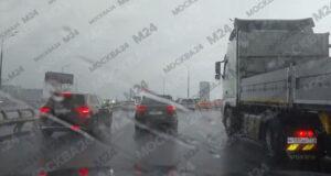 Ливень с грозой обрушились на Москву