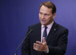Сикорский: Польша пропустит Фицо в Москву при разблокировке помощи Украине