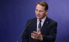 Сикорский: Польша пропустит Фицо в Москву при разблокировке помощи Украине