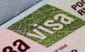 В ЕК не исключили ужесточение визовых ограничений для россиян
