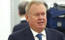 Глава ВТБ Костин вспомнил анекдот о деде, говоря об экономике РФ под санкциями