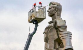 Свыше 1,1 тыс памятников промыли после зимы в Москве