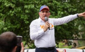 Охрана Пашиняна увела с митинга деда погибшего военного