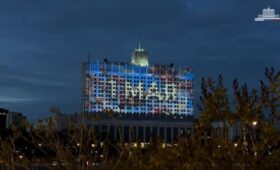 Световая проекция украсила Дом правительства к 1 мая
