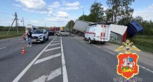 Грузовик врезался в 8 автомобилей в Дмитровском округе Подмосковья