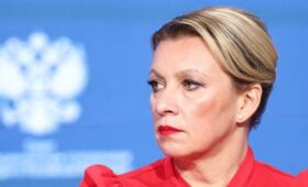 Захарова заявила о принудительной выдаче гражданства США детям дипломатов РФ