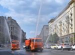 Коммунальные службы дополнительно проводят в Москве полив дорог в жару