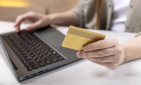 В Госдуме предложили ввести на маркетплейсах двухфакторную проверку возраста