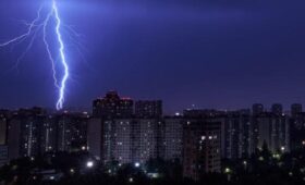 Москвичей предупредили о жаре, грозе и граде 7 мая