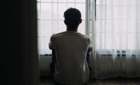 Суд в Стамбуле запретил мужчине курить в квартире после жалобы матери