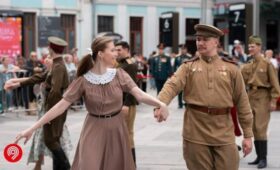 На Белорусском вокзале прошла акция «Вальс Победы»