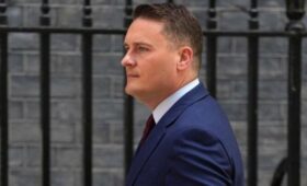 Глава Минздрава Британии Стритинг подал в отставку